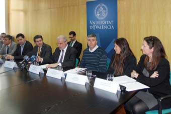 El rector, durant la presentació de l'informe.